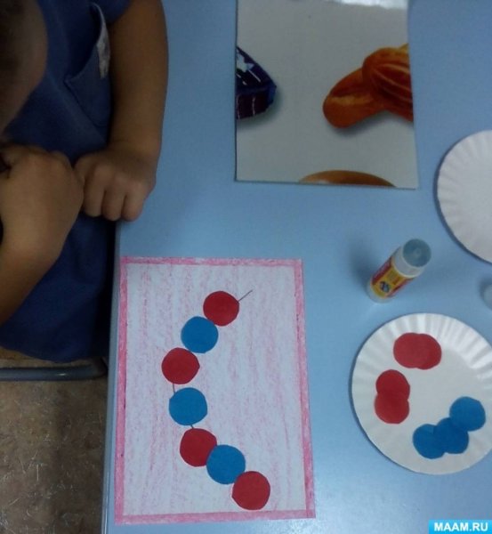 Аппликация бусы для мамы во 2 младшей группе