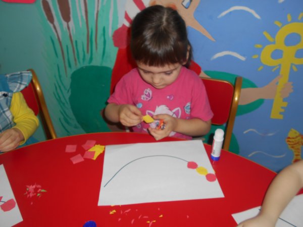 Бусы для мамы средняя группа