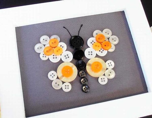 Композиция из пуговиц на ткани