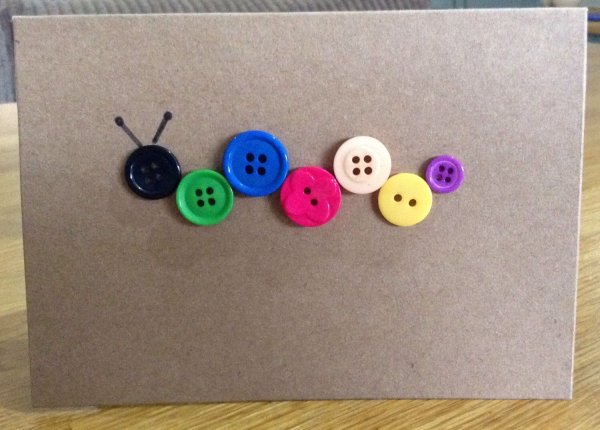 Аппликация из пуговиц на ткани