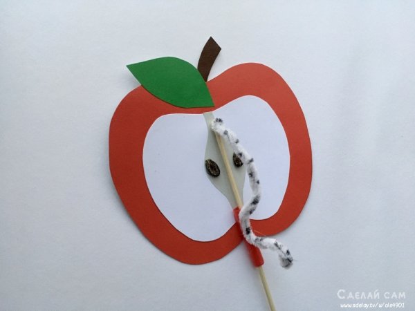Аппликация яблоко с червяком