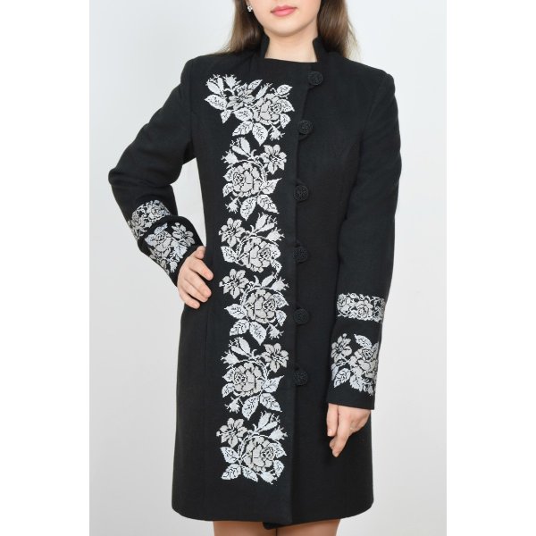 Пальто с вышивкой