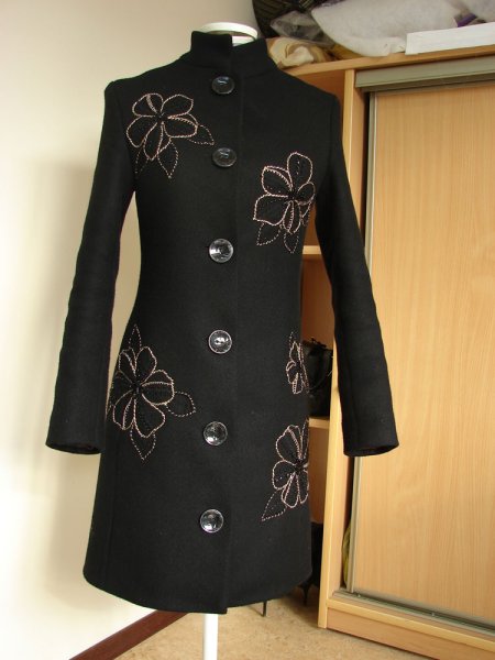Аппликации на пальто женское