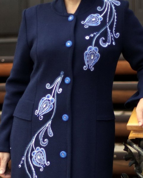 Пальто с вышивкой