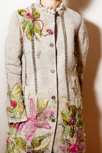 Пальто женское с вышивкой