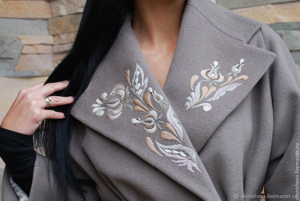 Машинная вышивка на пальто