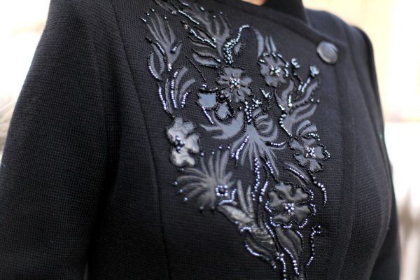 Ручная вышивка на пальто