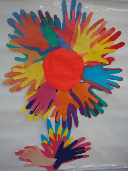 Цветы из бумажных ладошек