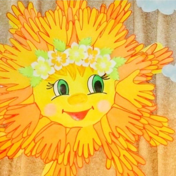 Солнышко из ладошек аппликация