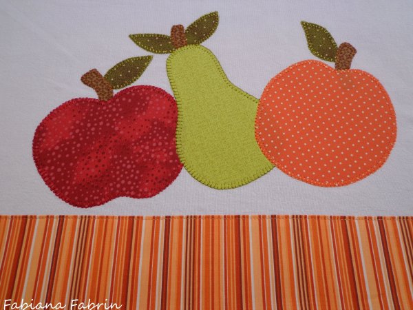 Аппликация яблоко из Лоскутов желтого цвета