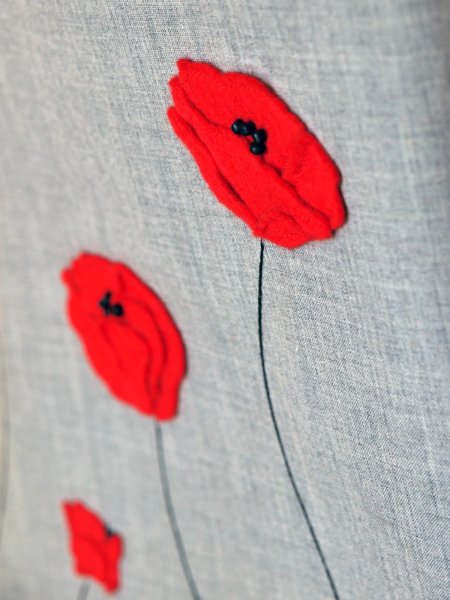 Аппликация на ткани маки