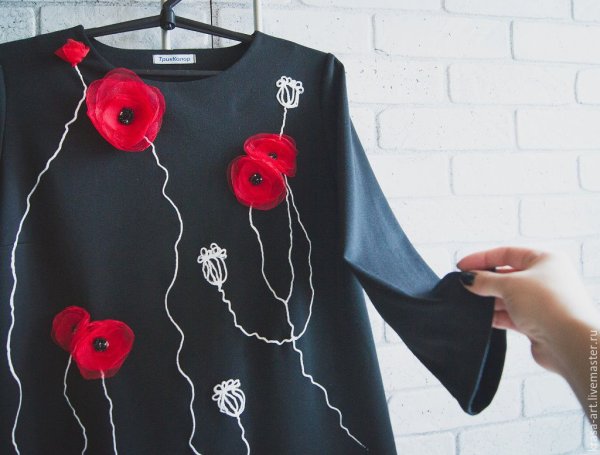Аппликация на черном платье