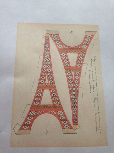 Эйфелева башня из картона