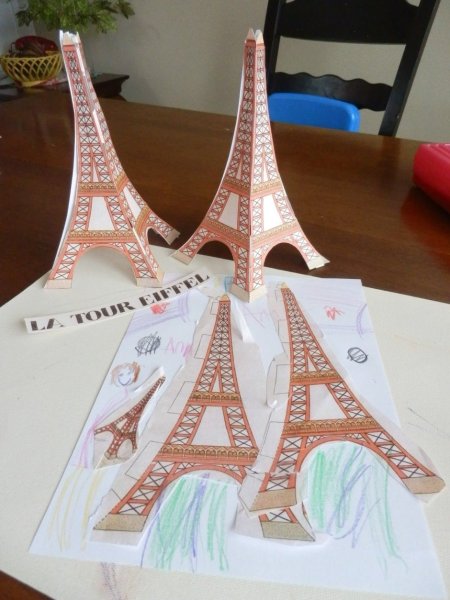 Эйфелева башня из картона