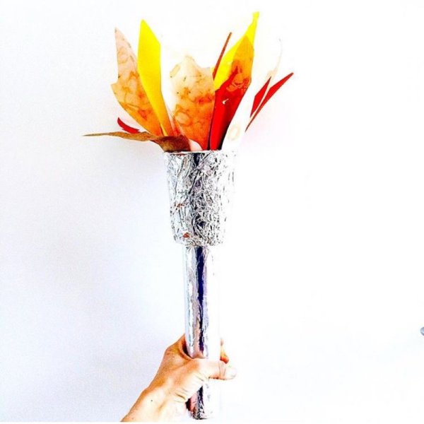 Олимпийский факел из бумаги