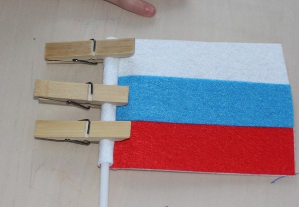 Поделка флажок на палочке