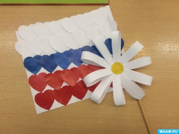 Аппликация из сердечек российский флаг