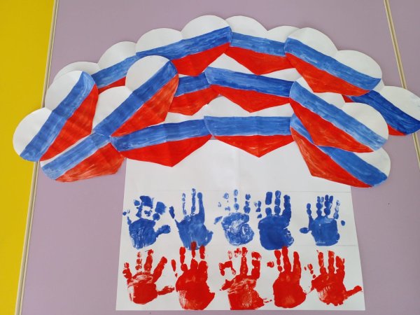 Флаг России в руках ребенка