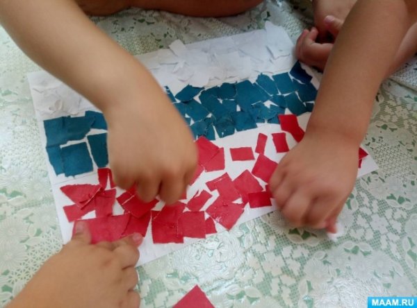 Обрывная аппликация флаг России в средней группе
