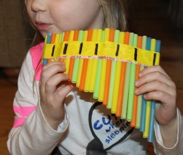 Музыкальный инструмент из коктейльных трубочек