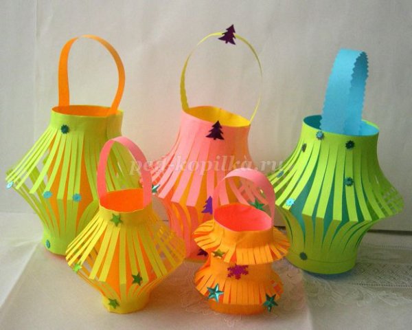 Фонарик из цветной бумаги