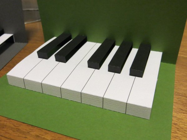 Фортепьяно из цветной бумаги