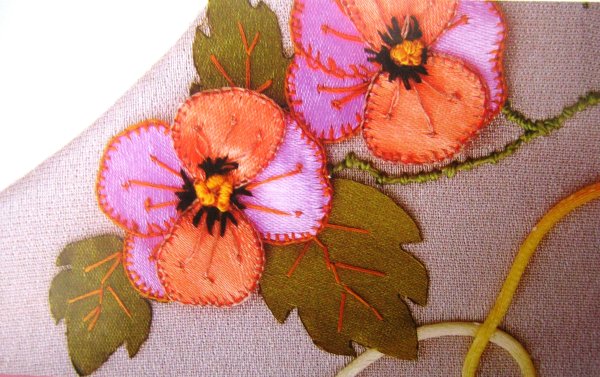Вышивка цветов на ткани