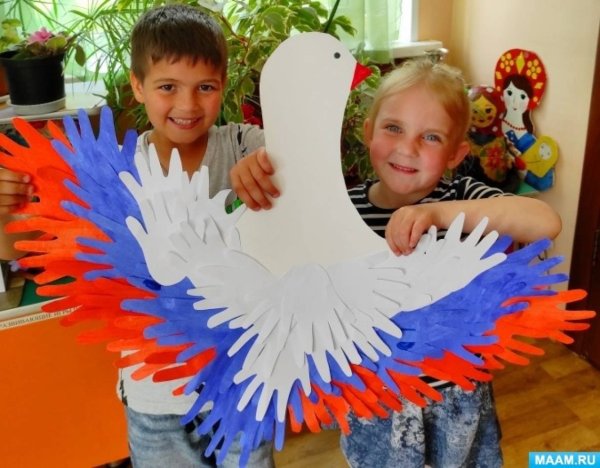 Голубь мира из ладошек