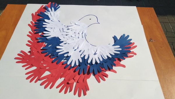 Российский флаг из ладошек аппликация