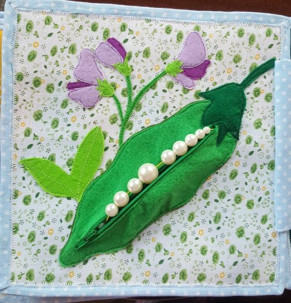 Книжка из фетра горошек