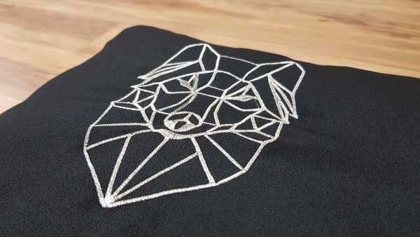 Геометрическая вышивка на толстовке