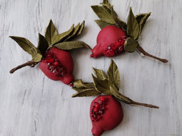 Брошь ветка граната