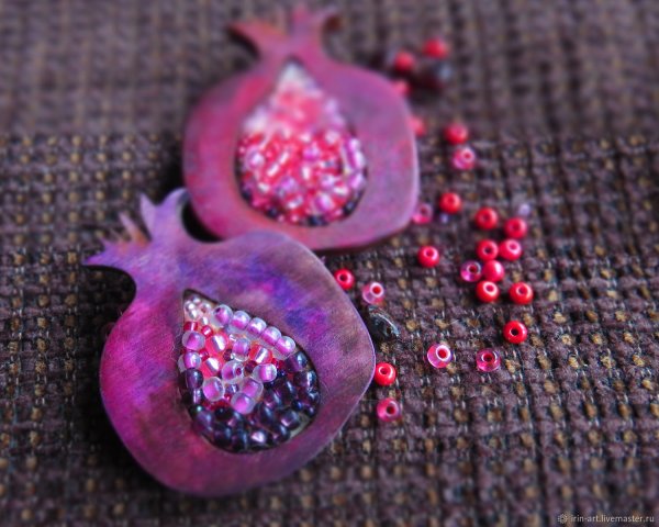 Деревянная брошь с бисером