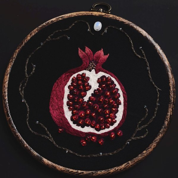 Вышивка с гранатами