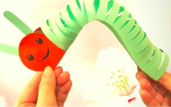 Бумажная игрушка гусеница