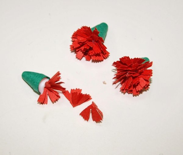 Гвоздики поделка