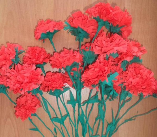 Аппликация гвоздики из гофрированной бумаги