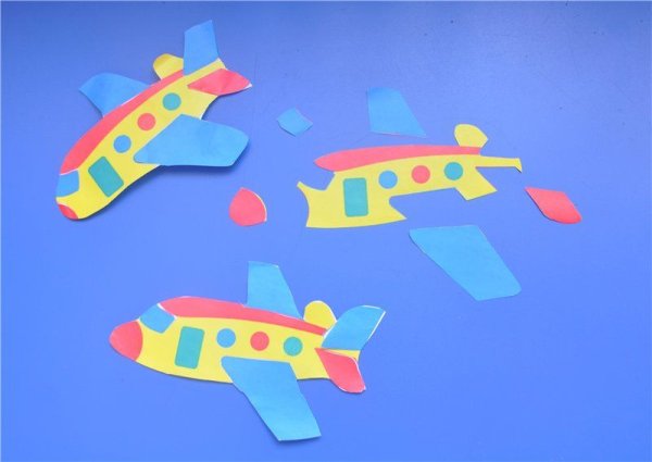 Самолет из цветной бумаги