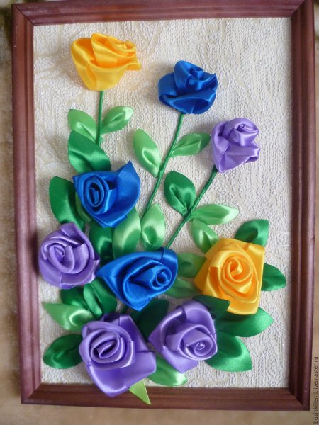 Панно с цветами из атласных лент