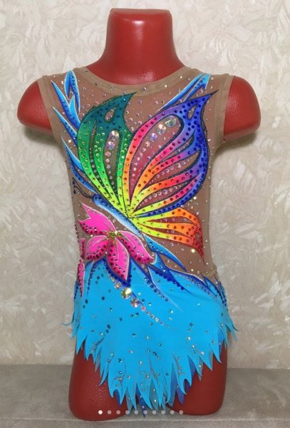 Яркий купальник для художественной гимнастики