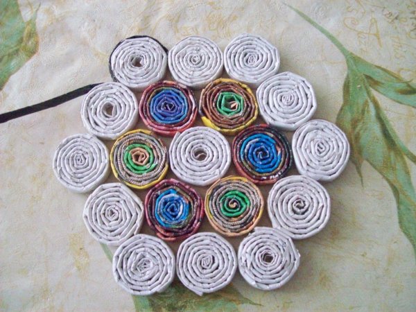 Подставка под горячее из газет