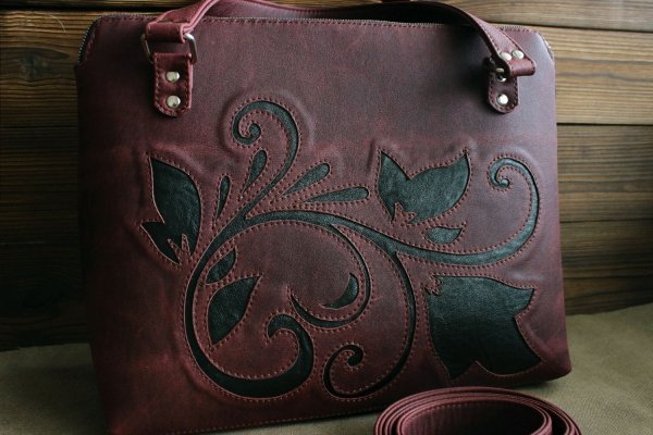 Сумка с аппликацией из кожи