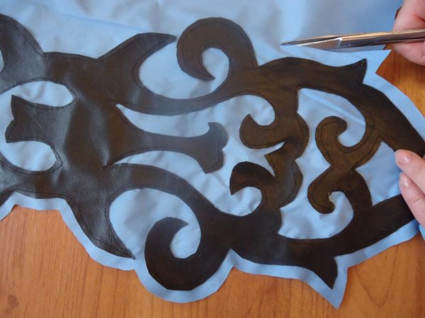 Аппликация из кожи на одежде