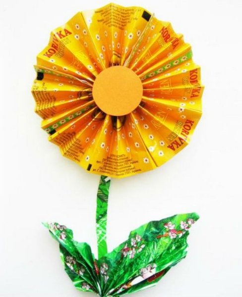 Цветы из конфетных фантиков