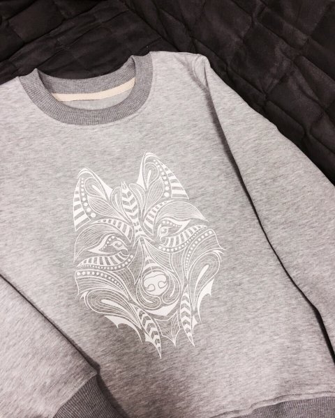 Геометрическая вышивка на толстовке