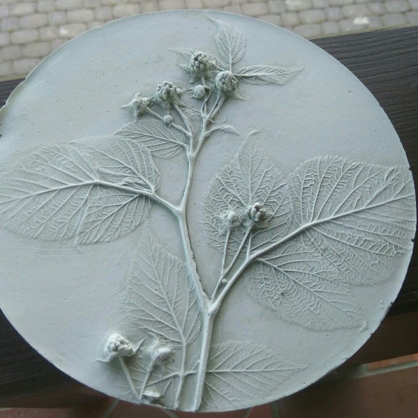 Ботанический барельеф из гипса