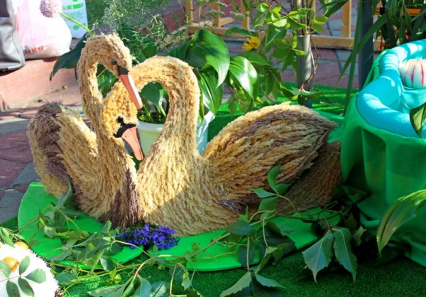 Лебедь из камыша поделка