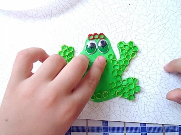 Лягушка из коктейльных трубочек