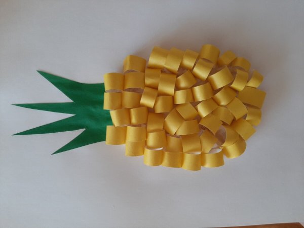 Ананас из цветной бумаги