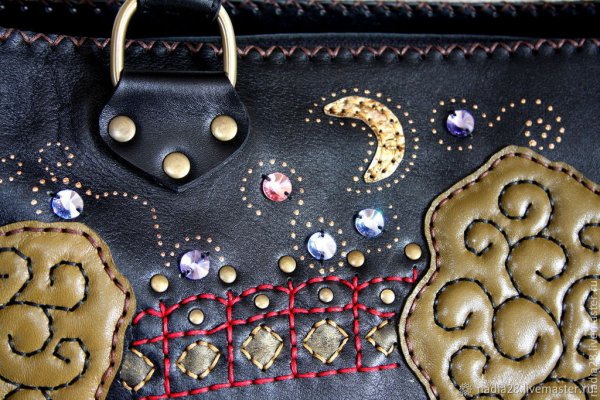 Аппликация из кожи на одежде